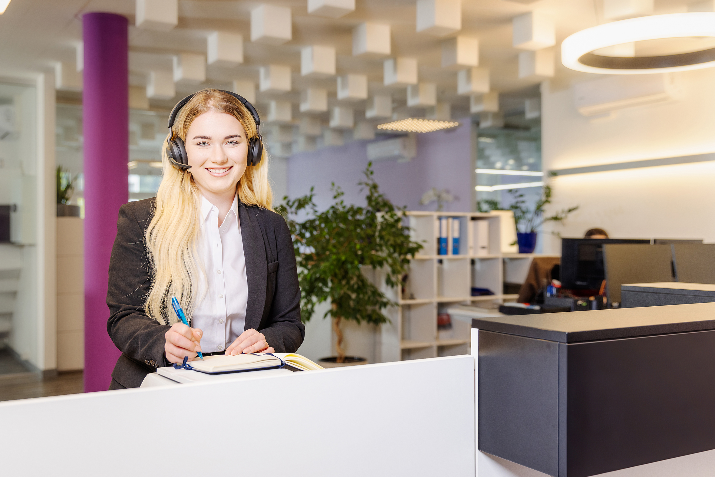 Am Desk Mit Kopfhörer 2