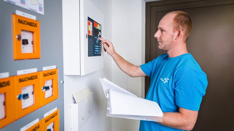 Techniker vor einer technischen Anlage