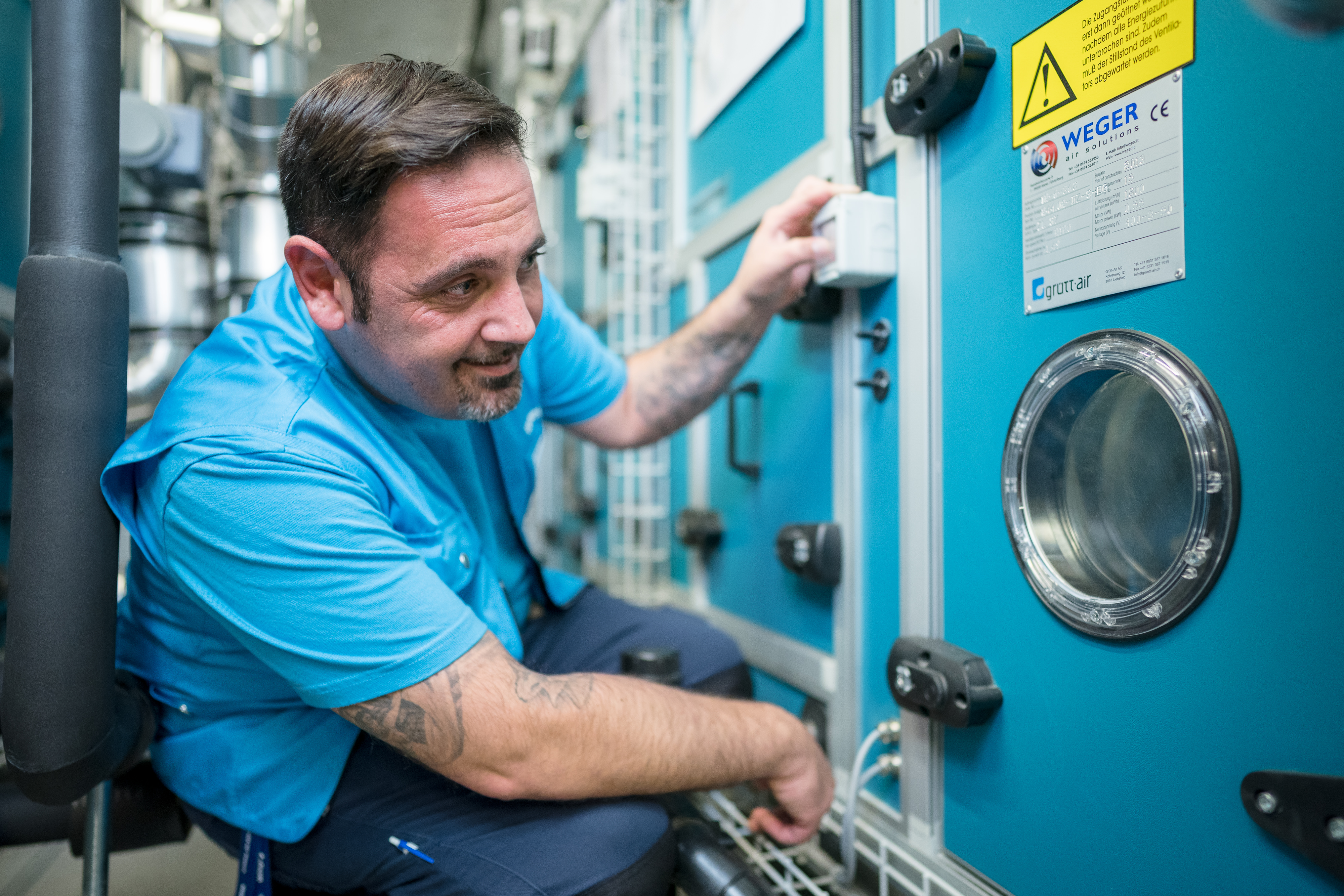 technischer Hausmeister mit Blick auf die Messgeräte
